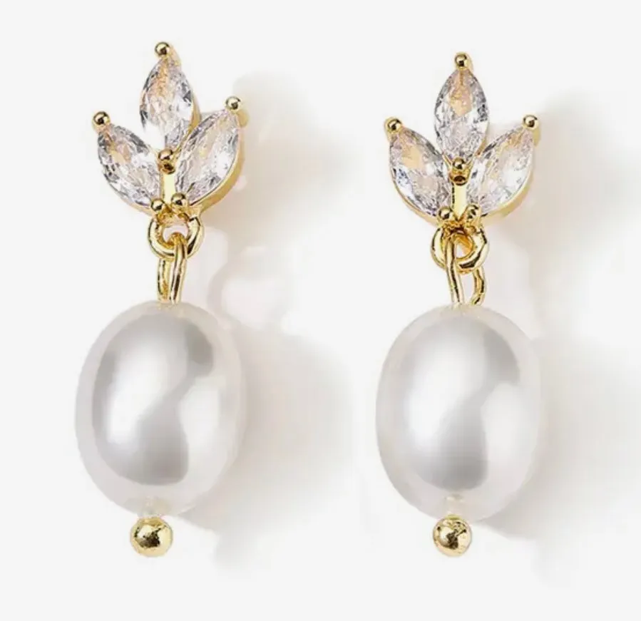Hayley - Gold Pearl Earring
