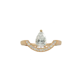 Intrépide grand arc pavée poire solitaire ring