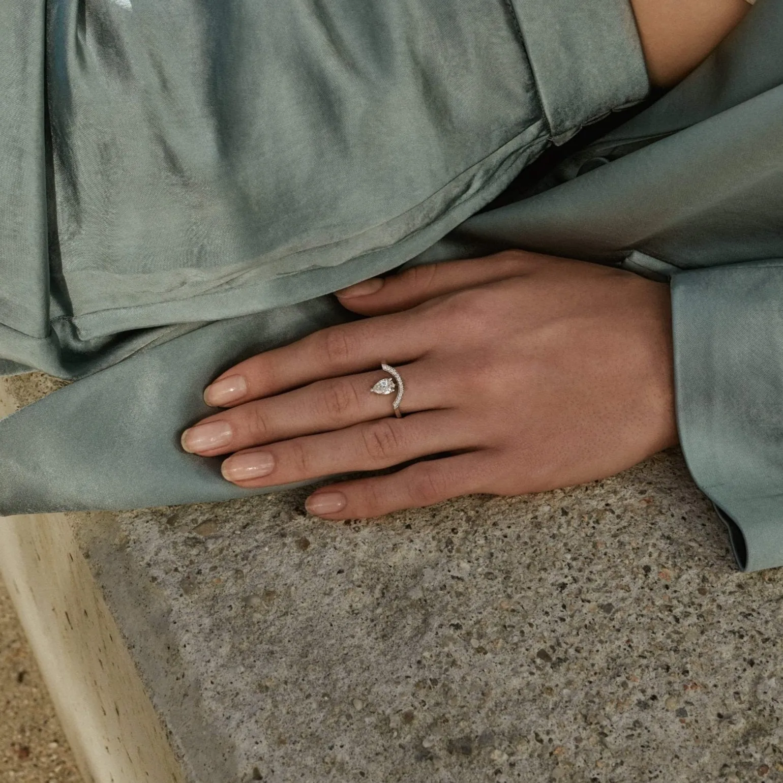 Intrépide grand arc pavée poire solitaire ring