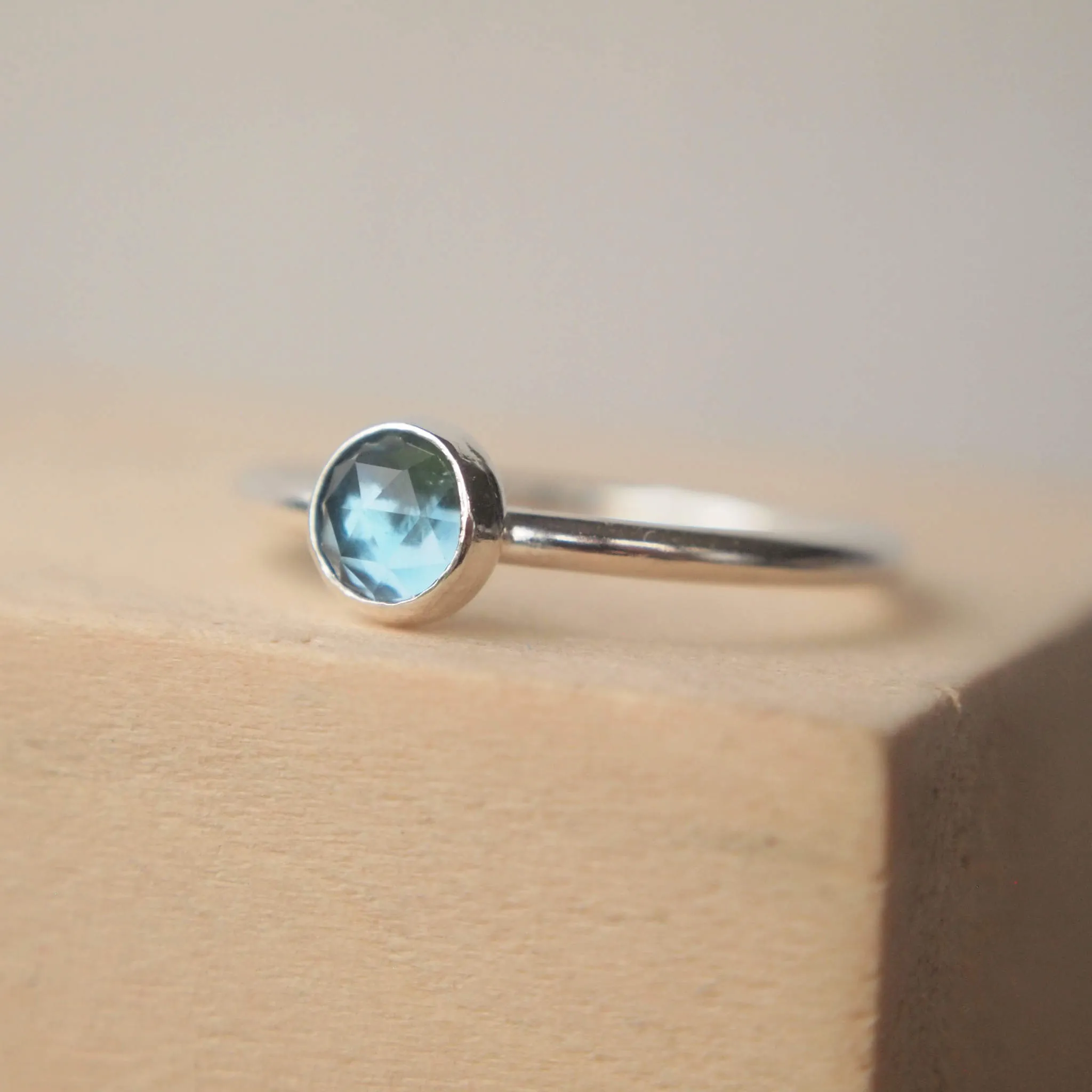 London Blue Topaz Ring: Round Band with 5mm Facet stone