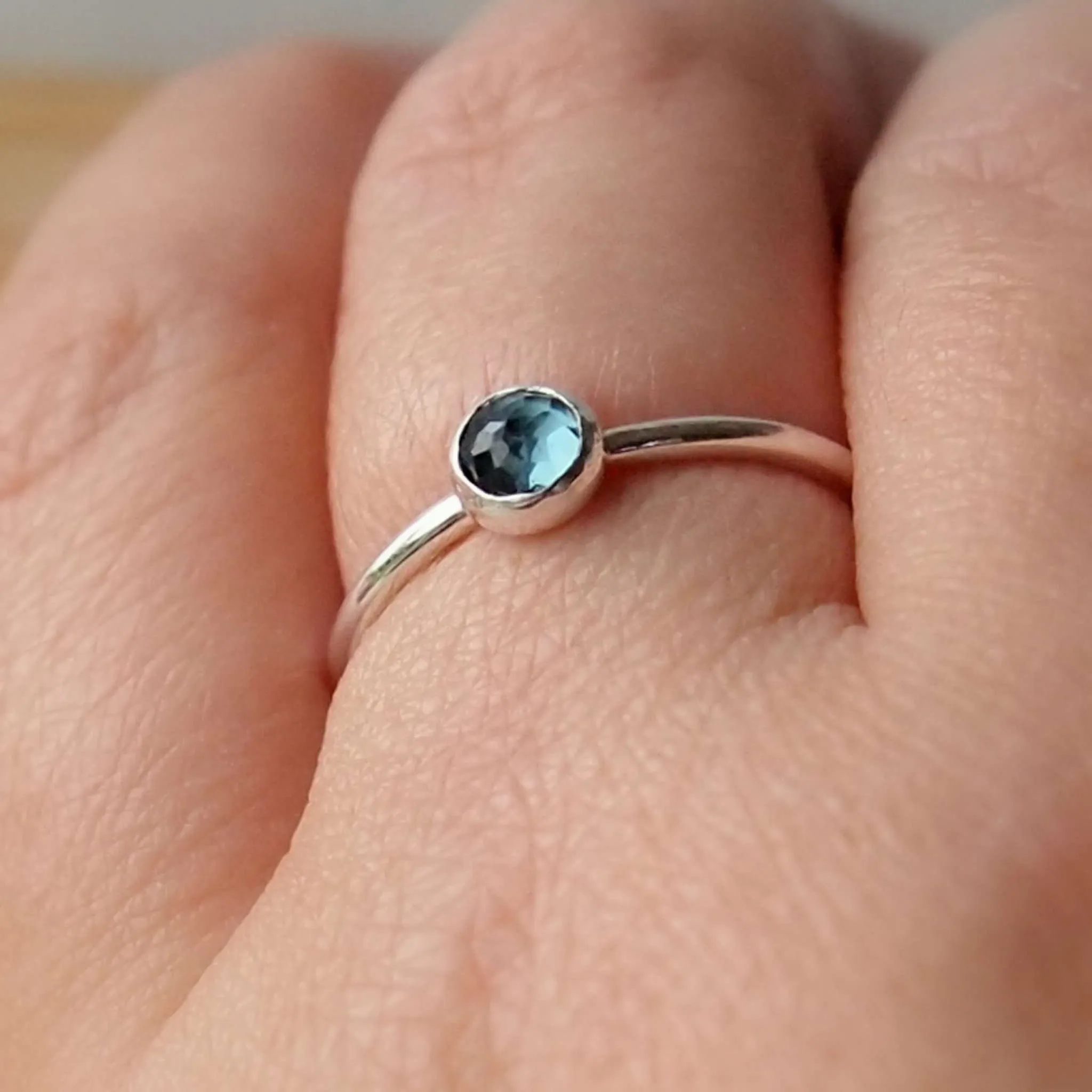 London Blue Topaz Ring: Round Band with 5mm Facet stone